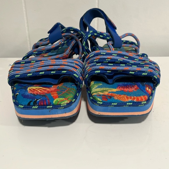 Farm Rio Blue Macaw Rainbow Strappy Platform Sandal Tropical Size 10 - Picture 4 of 11